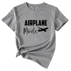 Détail du t-shirt gris Airplane Mode avec un nœud latéral élégant et coton respirant