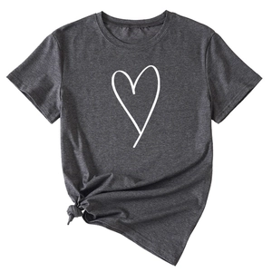 Détail du t-shirt gris anthracite avec motif cœur blanc et nœud décoratif à l'ourlet
