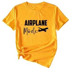 Détail du t-shirt jaune en coton avec imprimé Airplane Mode et nœud élégant à la taille