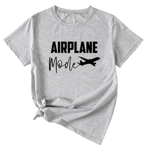 Détail du t-shirt gris Airplane Mode montrant le coton doux et le nœud à l'ourlet