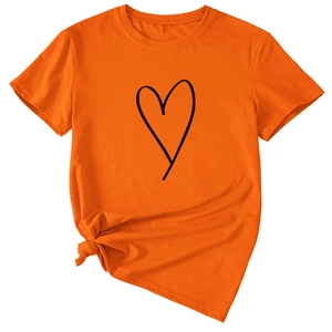 Détail du t-shirt orange à col rond avec imprimé cœur minimaliste et nœud frontal élégant