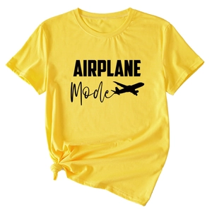 Détail d'un t-shirt jaune en coton avec imprimé AIRPLANE Mode et ourlet noué à la taille