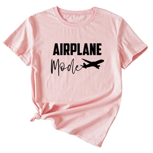 Détail d'un t-shirt rose pour femme avec motif avion et nœud décoratif sur le côté
