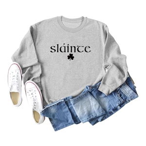 Sweat-shirt gris à manches longues avec texte Sláinte noir et motif de trèfle