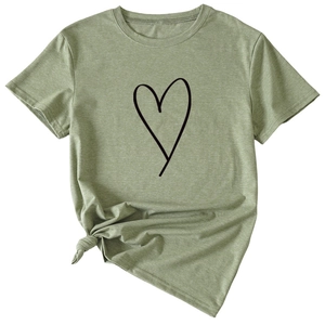Détail d'un t-shirt vert armée avec imprimé cœur noir et nœud décoratif sur le côté du bas