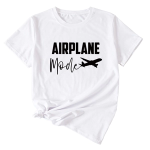 Détail d'un t-shirt avec imprimé Airplane Mode et nœud décoratif à l'ourlet