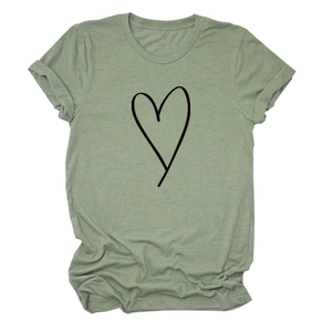 Détail d'un t-shirt vert sauge montrant un imprimé cœur noir sur un tissu en coton doux