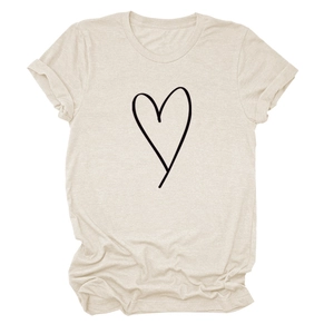 Détail d'imprimé cœur minimaliste sur un t-shirt beige à col rond et manches courtes