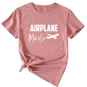 Détail du t-shirt rose avec imprimé AIRPLANE Mode et nœud latéral élégant