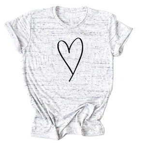 Gros plan d'un imprimé cœur minimaliste noir sur un t-shirt gris chiné à col rond