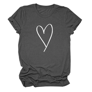 Détail du t-shirt gris anthracite avec imprimé cœur blanc et design de manche à revers