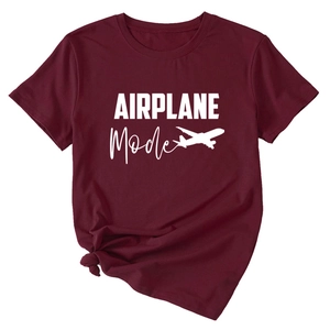 Détail d'un t-shirt bordeaux avec imprimé avion et un nœud décoratif sur le côté du bas