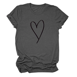 Détails du tissu gris anthracite et imprimé cœur minimaliste sur le t-shirt manches courtes