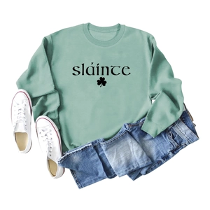 Mise à plat de sweat vert menthe avec texte sláinte et détail imprimé trèfle