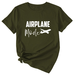 Détail d'un t-shirt vert armée avec motif avion, ourlet noué et matière en coton doux