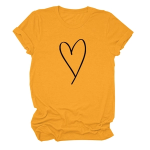Détails des manches retroussées et imprimé cœur minimaliste sur le t-shirt jaune