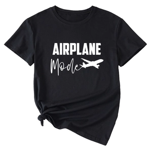 Détail du t-shirt noir en coton avec imprimé blanc AIRPLANE Mode et ourlet noué à la taille
