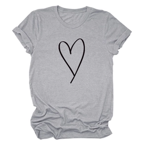 Détail de l'imprimé cœur sur un t-shirt gris décontracté à col rond et manches courtes