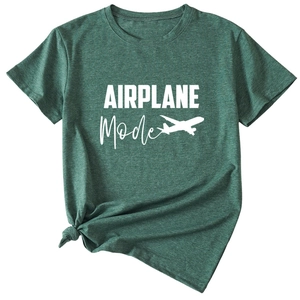Détail du t-shirt vert foncé avec imprimé airplane mode et nœud latéral élégant