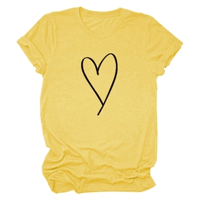 Détail d'un t-shirt en coton jaune avec un imprimé cœur noir minimaliste dessiné à la main
