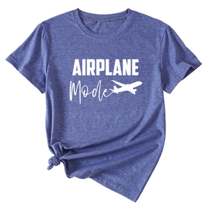 Détail du t-shirt bleu-gris montrant l'imprimé AIRPLANE blanc et l'ourlet noué élégant