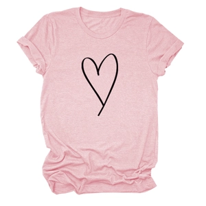 Détail d'un t-shirt rose à col rond avec un motif de cœur noir dessiné à la main