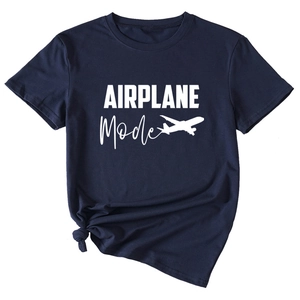 Détail du t-shirt bleu marine avec imprimé avion et ourlet noué sur le côté tendance