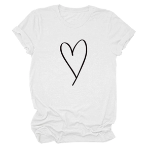 Détail d'un t-shirt blanc en coton avec imprimé cœur noir minimaliste et col rond classique