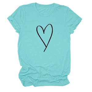 Détail d'un t-shirt bleu sarcelle avec imprimé cœur minimaliste et manches à revers