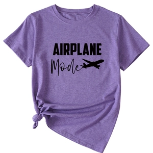 Détail du t-shirt violet chiné avec imprimé avion et nœud décoratif sur le côté