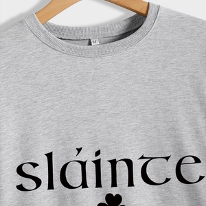 T-shirt gris Sláinte en coton avec trèfle sur cintre en bois, col rond décontracté pour femme