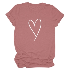 Détail du t-shirt rose poudré montrant le col rond et l'imprimé cœur blanc doux