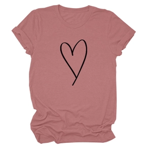 Détail de l'imprimé cœur noir sur T-shirt rose poudré à col rond et manches courtes