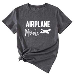 Détail d'un t-shirt gris anthracite avec motif Airplane Mode blanc et nœud latéral
