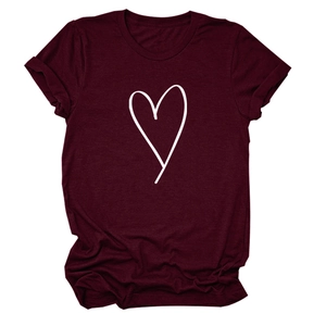 Détail d'un t-shirt bordeaux avec imprimé cœur blanc et revers de manches cousus élégants