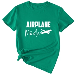 Détail d'un t-shirt en coton vert avec motif Airplane Mode et nœud élégant à l'avant