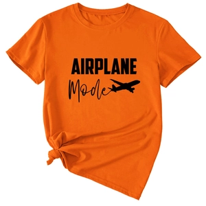 Détail d'un t-shirt orange en coton avec imprimé avion et nœud décoratif au bas
