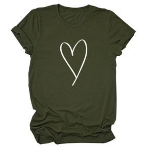 Détail d'un t-shirt à manches courtes vert olive avec imprimé cœur blanc sur col rond