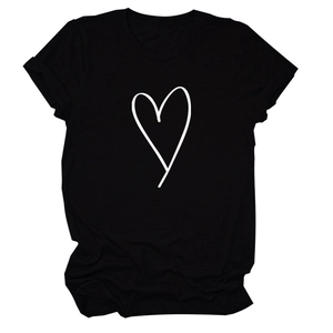 Détail d'un t-shirt noir à col rond avec un motif graphique de cœur blanc imprimé