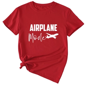 Détail du t-shirt rouge à col rond montrant le nœud à l'ourlet et l'imprimé d'avion