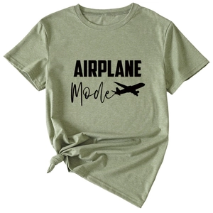 Détail du t-shirt vert montrant l'imprimé AIRPLANE Mode et le nœud élégant sur le côté