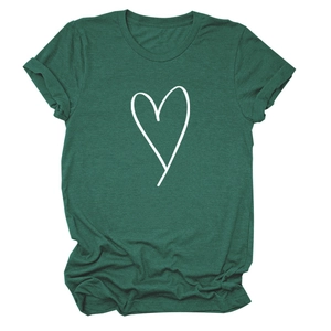 Détail d'un t-shirt vert foncé avec imprimé cœur blanc et revers sur les manches