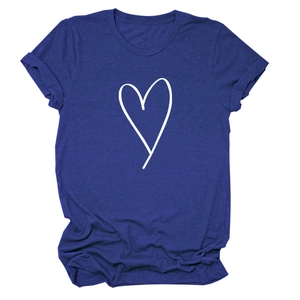 Détail de l'imprimé cœur et de la texture du tissu sur ce t-shirt bleu marine à manches courtes