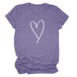 Détail de l'imprimé cœur blanc sur un t-shirt violet chiné doux avec col ras du cou