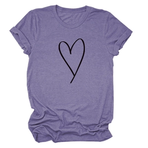 Détail d'un t-shirt violet en coton avec imprimé cœur dessiné à la main et manches retroussées
