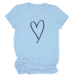Gros plan du t-shirt en coton bleu clair avec motif de cœur noir minimaliste imprimé