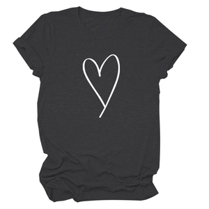 Détail d'un t-shirt gris foncé à manches courtes avec un imprimé cœur blanc minimaliste