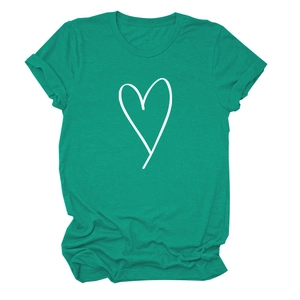 Détail d'un t-shirt à manches courtes turquoise avec un imprimé cœur blanc épuré