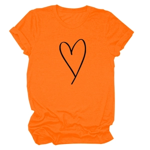 Détail du t-shirt orange à col rond avec motif cœur et finition de manche à revers