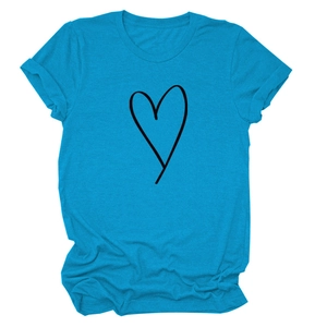 Détail d'un t-shirt bleu à col rond avec imprimé cœur noir et texture en maille douce